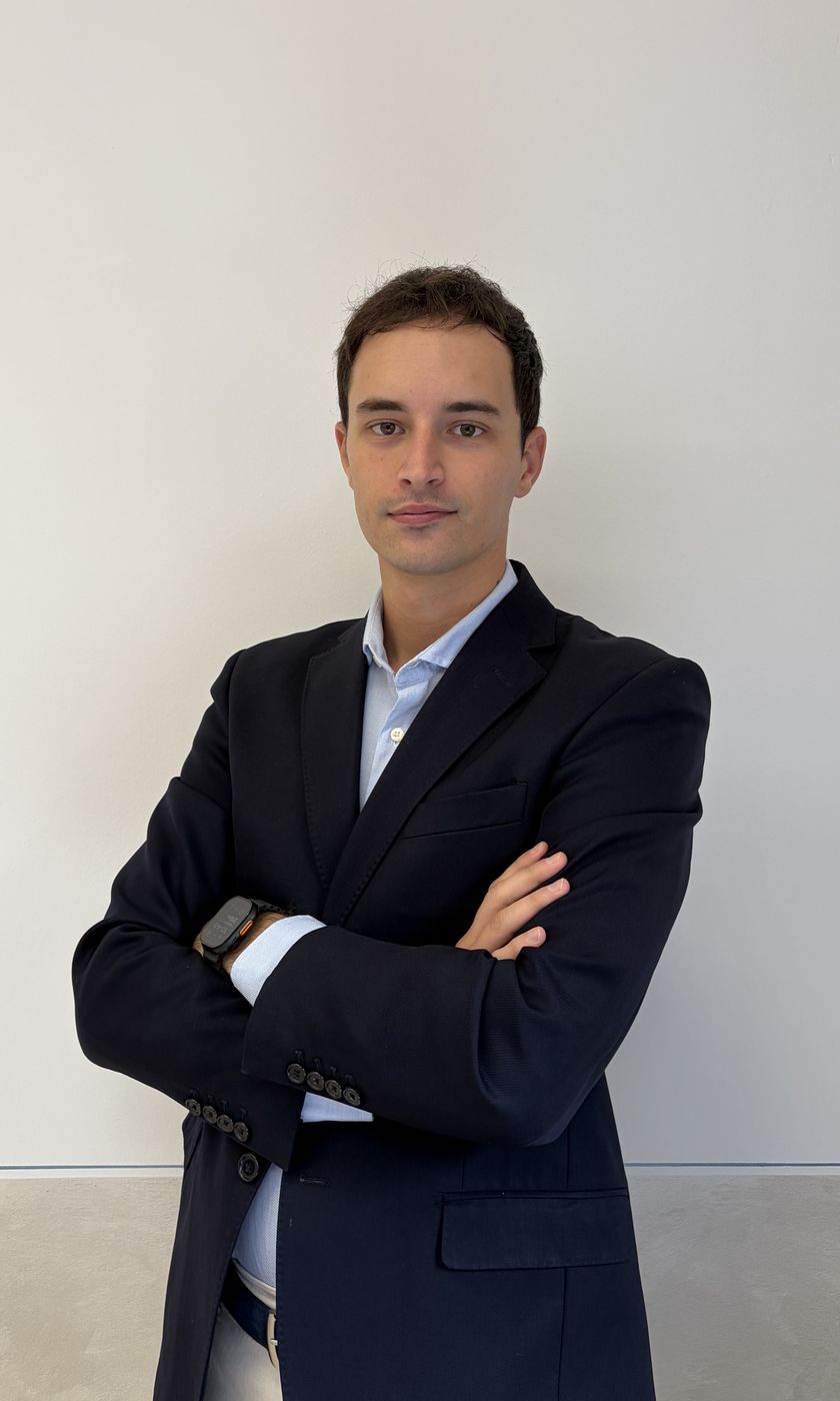 Andrea Torelli, consulente assicurativo, in giacca blu a braccia conserte