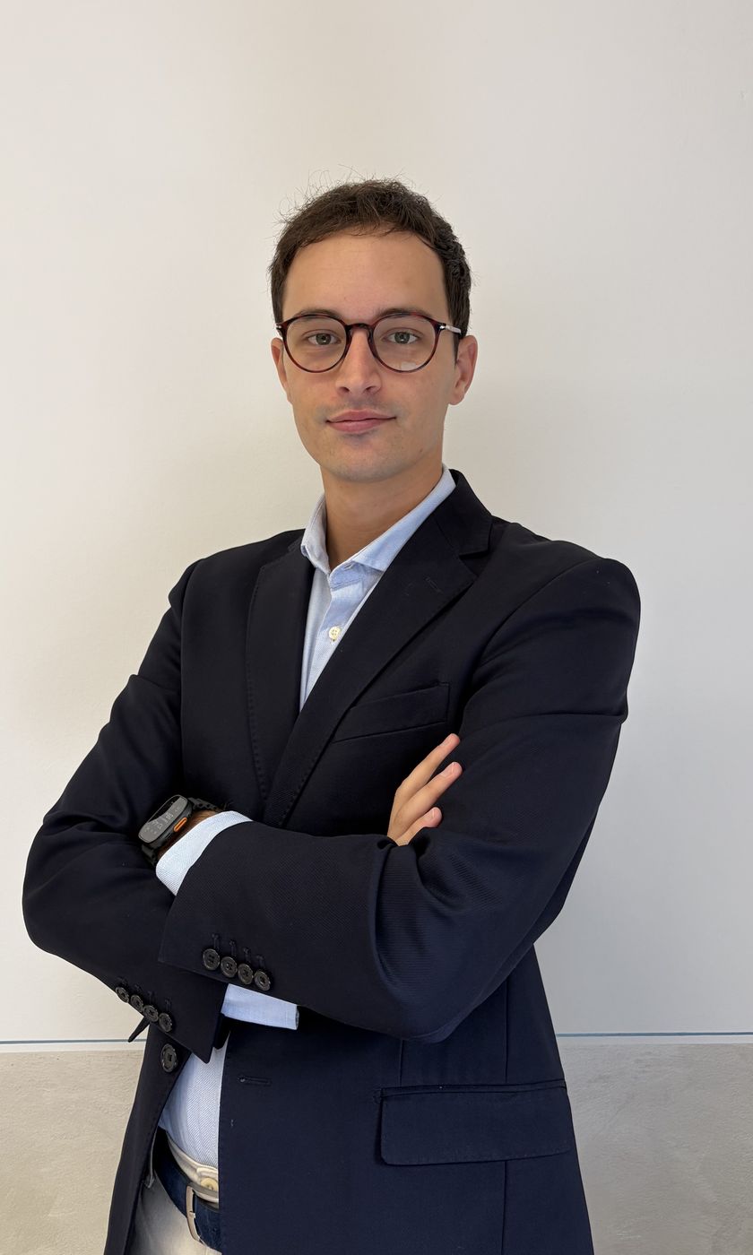 Ritratto di Andrea Torelli con gli occhiali e la giacca blu